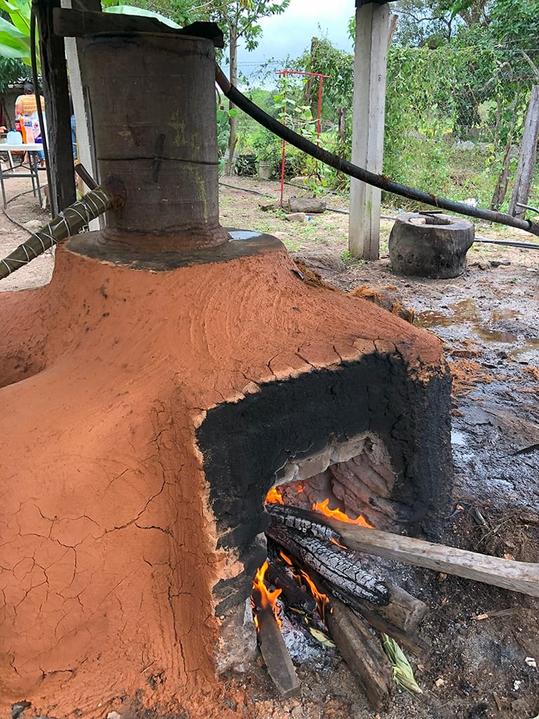 Destilación artesanal en alambique